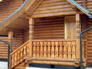 Крыльцо деревянного дома – секреты гармонии и долговечности