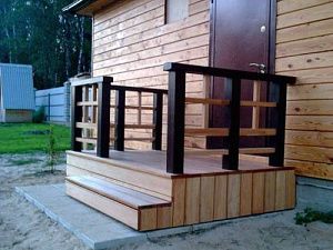 Крыльцо деревянного дома – как отразить красоту и удобство