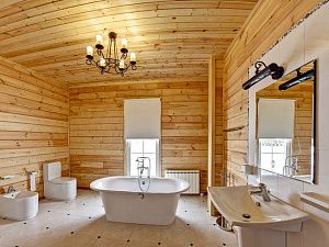 Как сделать ванную комнату в своем деревянном доме – нюансы выбора материалов и технологий